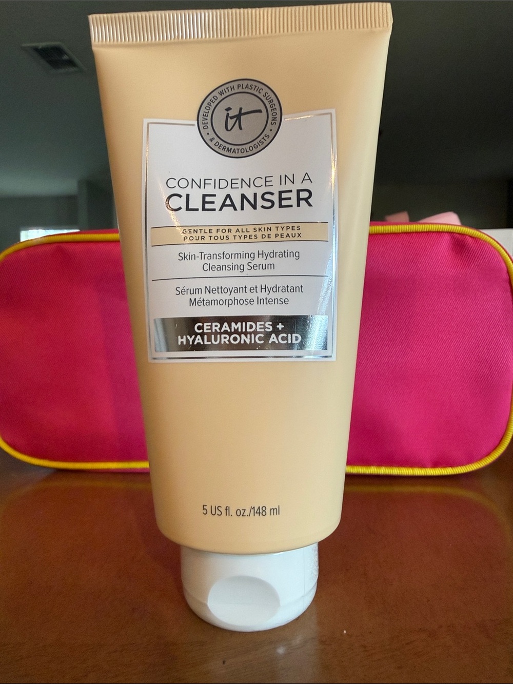 it cosmetics Confidence In A Cleanser - Cream Tube with Pink Pouch Accents